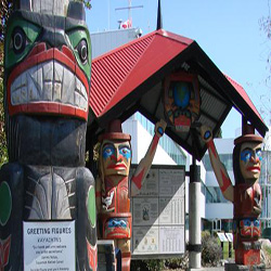 Male & Female Welcome Figures – Darren Yelton – Waterfront Park – Sḵwx̱wú7mesh Úxwumixw (Squamish Nation)
