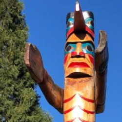 Ridgeway Elementary School Welcome Pole – Darren Yelton – Ridgeway Elementary School – Sḵwx̱wú7mesh Úxwumixw (Squamish Nation)