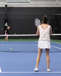 woman playing tennis